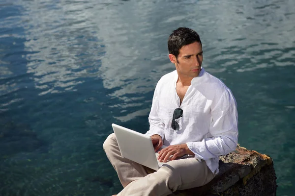 Man Looking Away Laptop Sea Profile — Stock Photo, Image