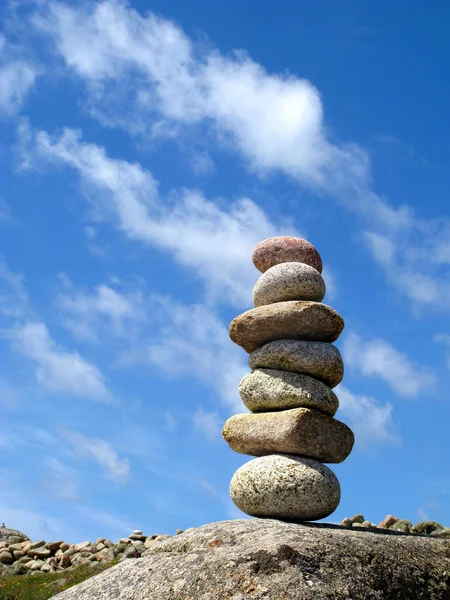 Een Stapel Van Zeven Gebalanceerde Stenen — Stockfoto