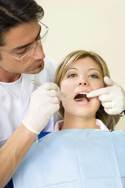 Uma Jovem Fazer Exames Dentários Dentista Está Usando Espelho Angular — Fotografia de Stock