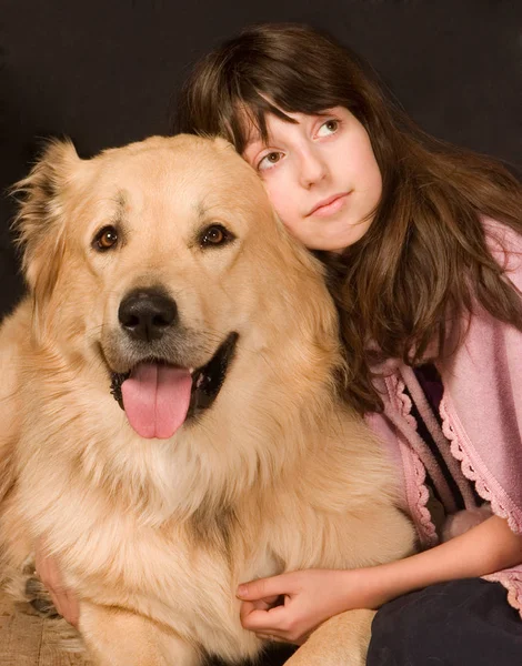 那女孩抱着一只狗 — 图库照片