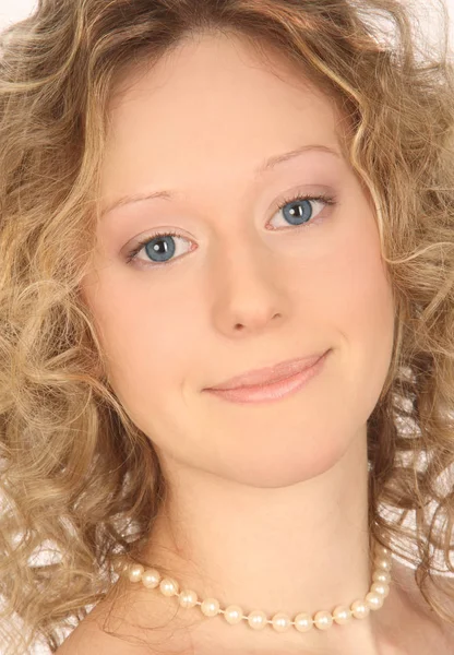 Portret Piękny Młody Uśmiechnięty Dziewczyna Niebieskimi Oczami Lekkie Pierścienie Perłowym — Zdjęcie stockowe