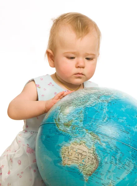 Menina Atentamente Examina Grande Globo Fundo Branco — Fotografia de Stock