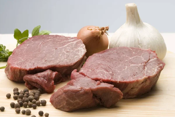 Carne Bovino Crua Com Especiarias Ervas — Fotografia de Stock