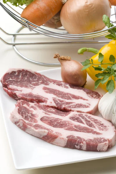 Rohes Fleisch Und Gemüse Auf Einem Teller — Stockfoto