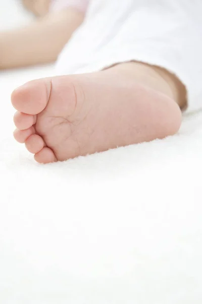 Μωρουδίστικα Πόδια Λευκή Πετσέτα Στο Κρεβάτι — Φωτογραφία Αρχείου
