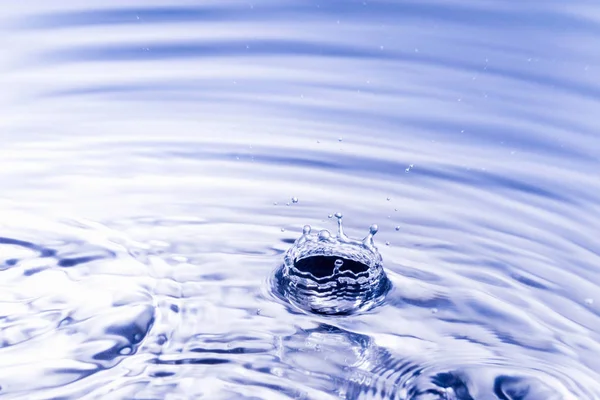 Waterdruppel Het Rivieroppervlak — Stockfoto