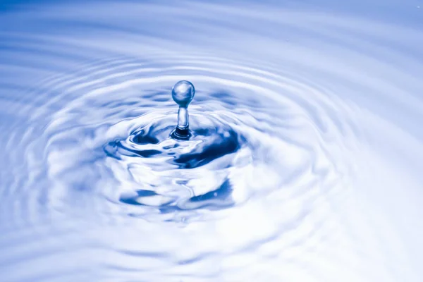 Vatten Droppe Blå Bakgrund — Stockfoto