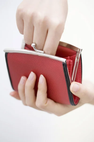 赤いカバー付きの財布を持っている女性 — ストック写真