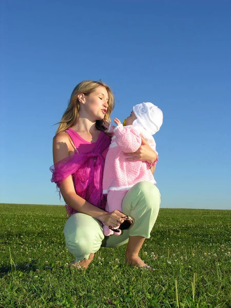 Mother Baby Sunset Blue Sky Green Grass — Stock Photo, Image