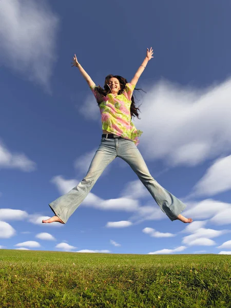 Salto Ragazza Con Capelli Sul Cielo Con Nuvole — Foto Stock