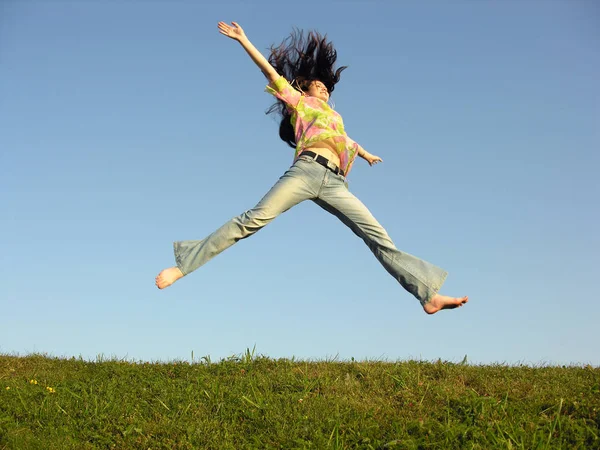 Jump Fille Avec Les Cheveux Sur Ciel Bleu — Photo