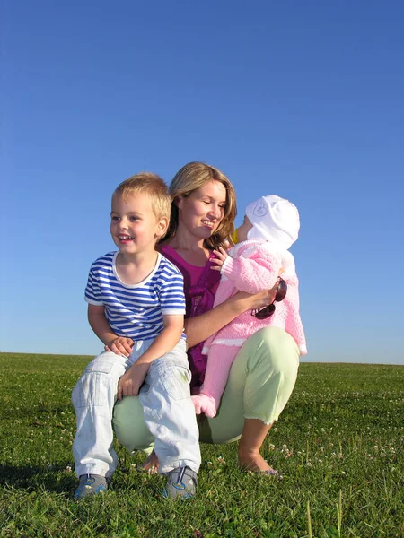 Mother Children Meadow — Stock Photo, Image