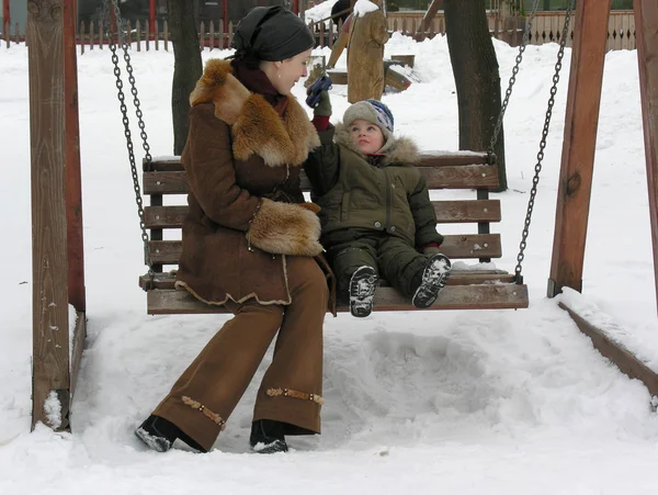 母亲和儿子坐在长椅上 — 图库照片