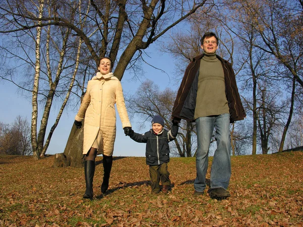 Walking Family Wood — Stock Photo, Image