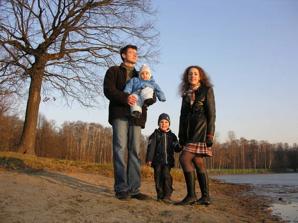 Família Quatro Pessoas Lago Gelo Árvore Pôr Sol — Fotografia de Stock