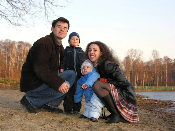 Familia Cuatro Personas Sentadas Lago Hielo — Foto de Stock
