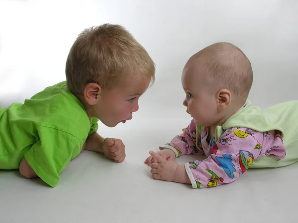 Bambino Con Bambino Bianco — Foto Stock