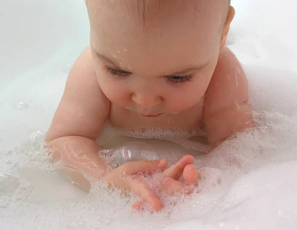 Bebé Bañado Con Burbuja —  Fotos de Stock