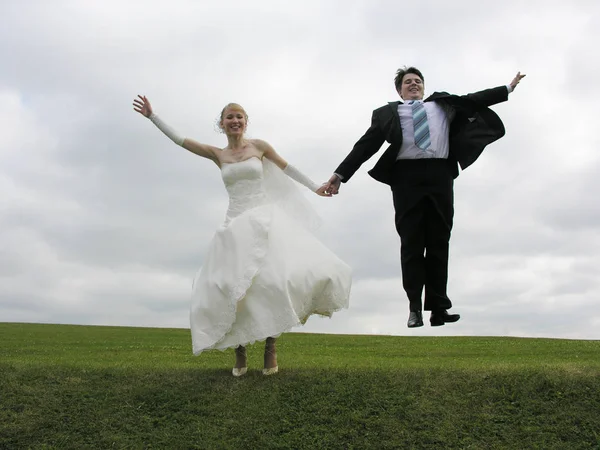 Жених Невеста Прыгают Парашютом — стоковое фото