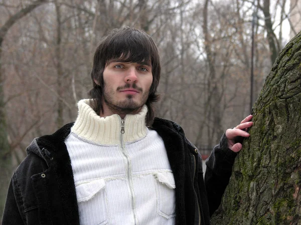 Mężczyzna Kurtce Brodą Kapturem Lesie — Zdjęcie stockowe