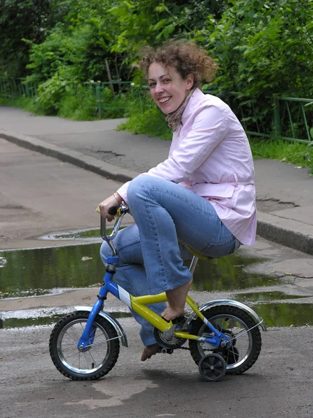 小さな自転車の女の子 — ストック写真