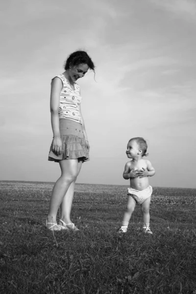 Mère Avec Bébé Sur Prairie — Photo