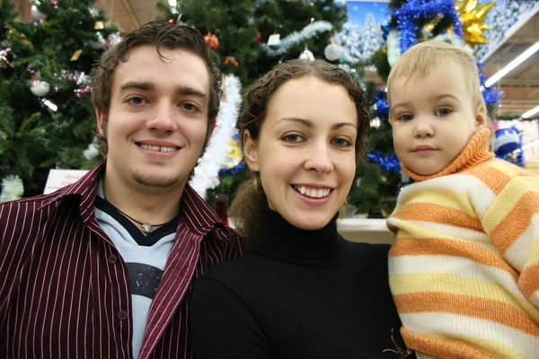 Noel Dükkanında Aile Ile Yüz Yüze — Stok fotoğraf