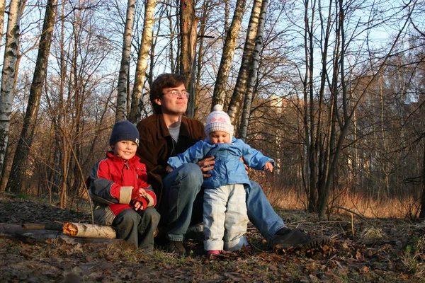 Padre Con Hijos Parque Primavera — Foto de Stock