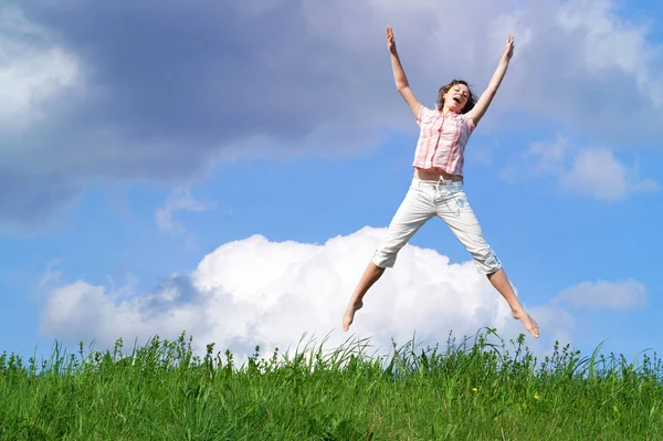 Mujer Joven Saltando Sobre Hierba Verde — Foto de Stock