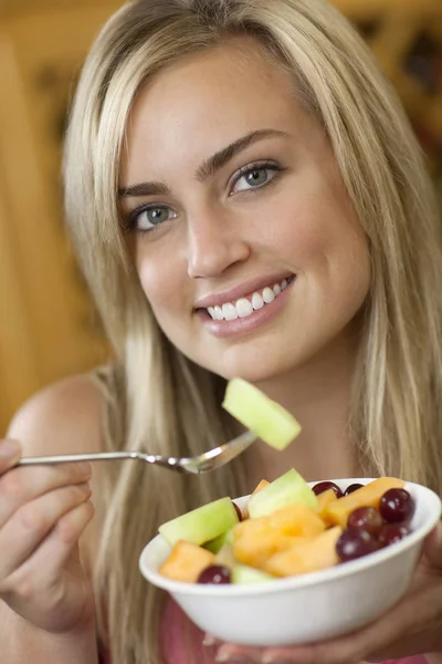 Una Joven Está Sosteniendo Una Taza Fruta Sonriendo Cámara Vuelo — Foto de Stock