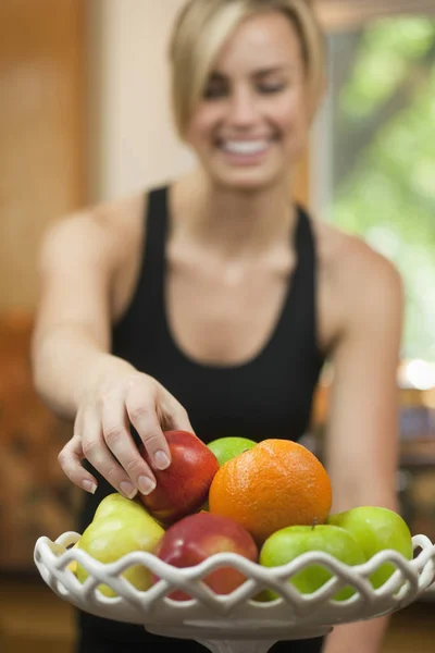 Una Joven Está Recogiendo Pedazo Fruta Sonriendo Mirando Otro Lado — Foto de Stock