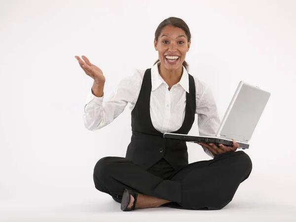 Jonge Vrouw Die Vloer Zit Met Een Laptop Horizontaal Formaat — Stockfoto