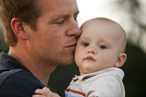 父親の赤ちゃんを保持するのクローズアップ — ストック写真