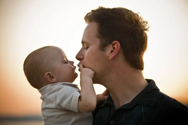 Father Baby Sunset Father Kiss Baby Horizontal — Stock Photo, Image