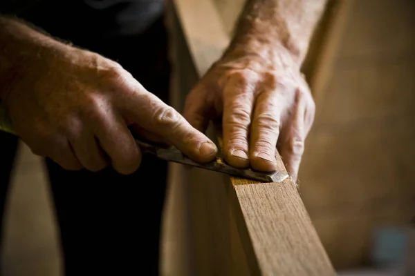 手是用一块木头上的工具显示的 横向框框射击 — 图库照片