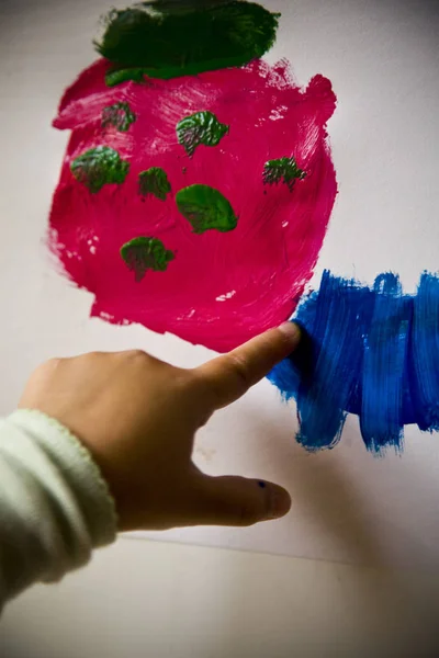 Ręka Dziecka Tworząca Obraz Palca Strzał Pionie — Zdjęcie stockowe