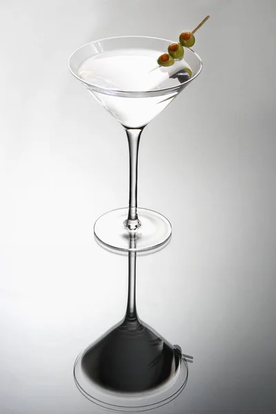Martini Míchaný Nápoj Olivovou Ozdobou Světle Šedém Pozadí Odrazem — Stock fotografie
