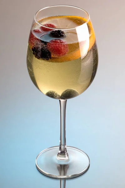 带有倒影的灰色背景的白葡萄酒桑格利亚酒杯 — 图库照片