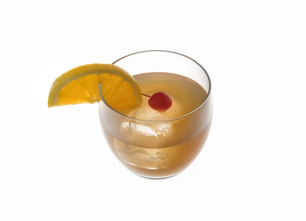 威士忌混合饮料 樱桃和桔子片 白色背景 — 图库照片