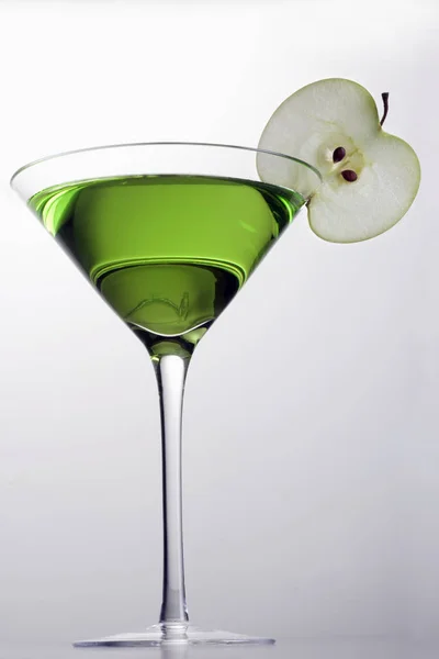 Apple Martini Blandad Dryck Med Äppelskiva Garnera Grå Bakgrund — Stockfoto