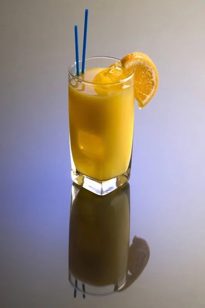 Skruvmejsel Cocktail Med Orange Garnering Slät Bakgrund Med Reflektion — Stockfoto