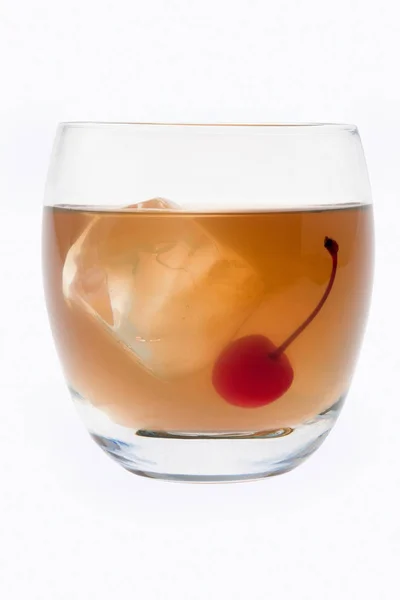 威士忌混合饮料 白底樱桃装饰 — 图库照片