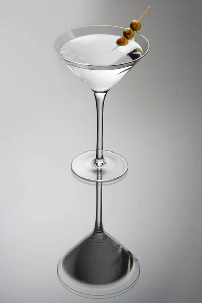 Martini Kevert Ital Olíva Díszítéssel Halvány Szürke Háttérrel Tükröződéssel — Stock Fotó