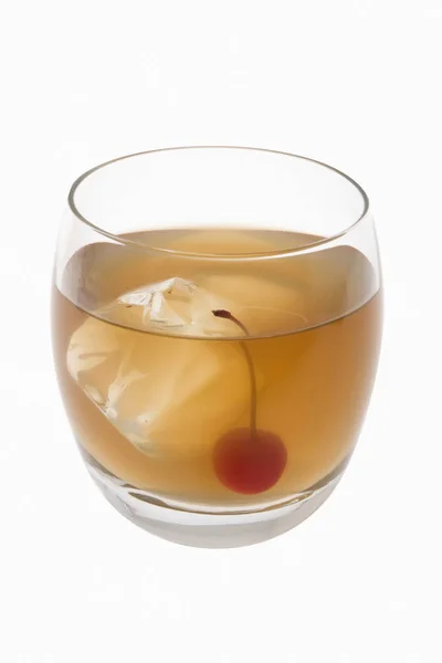Whiskey Sour Bebida Misturada Com Guarnição Cereja Fundo Branco — Fotografia de Stock
