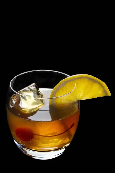 Old Fashioned Ανάμεικτο Ποτό Πορτοκαλί Κλισέ Και Κεράσι Γαρνιτούρα Μαύρο — Φωτογραφία Αρχείου