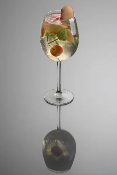 Glas Vit Sangria Grå Bakgrund — Stockfoto