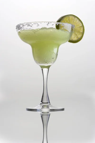 Congelado Margarita Bebida Misturada Com Verniz Fatia Limão Fundo Cinza — Fotografia de Stock