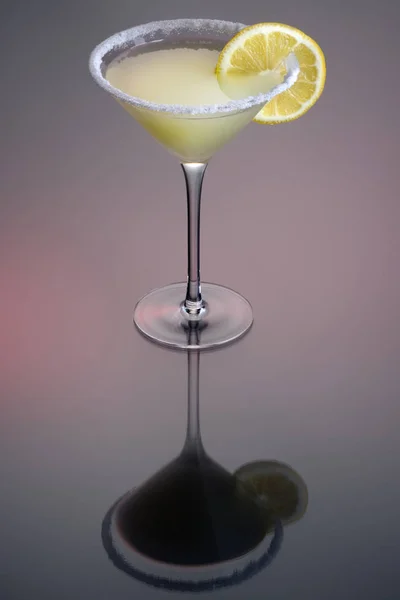 Cocktail Idecar Con Decoro Arancione Sfondo Grigio — Foto Stock