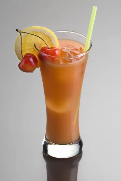 Zombie混合饮料与樱桃和柠檬装饰灰色背景与反思 — 图库照片
