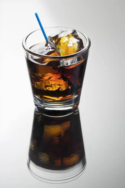 Black Russian Bebida Mista Fundo Cinza Com Reflexão — Fotografia de Stock